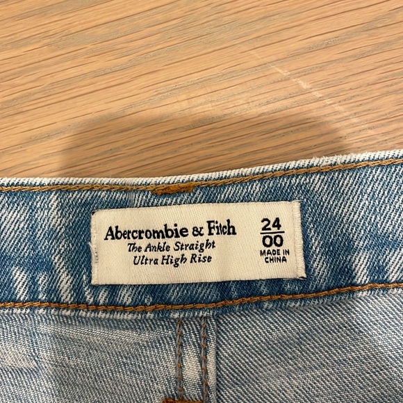 Abercrombie & Fitch Light Wash Ultra High Rise Ankle Straight Jean - Picture 2 of 4